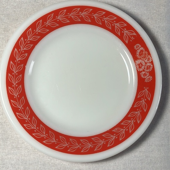 Vintage Pyrex Red Laurel Leaf 7” plates (Set of 4) - Picture 4 of 6